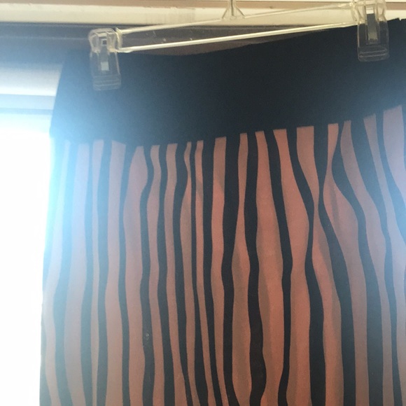 Stripe Skirt with flower - Picture 4 of 4